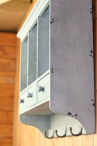 Drevená polička so zásuvkami a háčiky 51cm