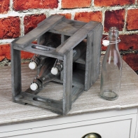 Drevená prepravka s fľašami na sirup