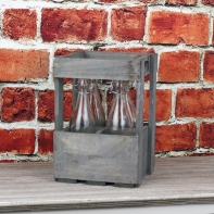 Drevená prepravka s fľašami na sirup