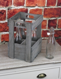 Drevená prepravka s fľašami na sirup