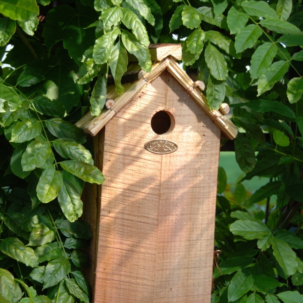 Drevená vtáčia búdka antik so slamenou strechou