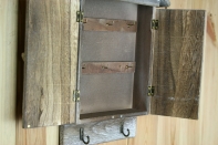 Drevená skrinka na kľúče - domček 32x23cm