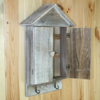 Drevená skrinka na kľúče - domček 32x23cm