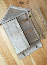 Drevená skrinka na kľúče - domček 32x23cm