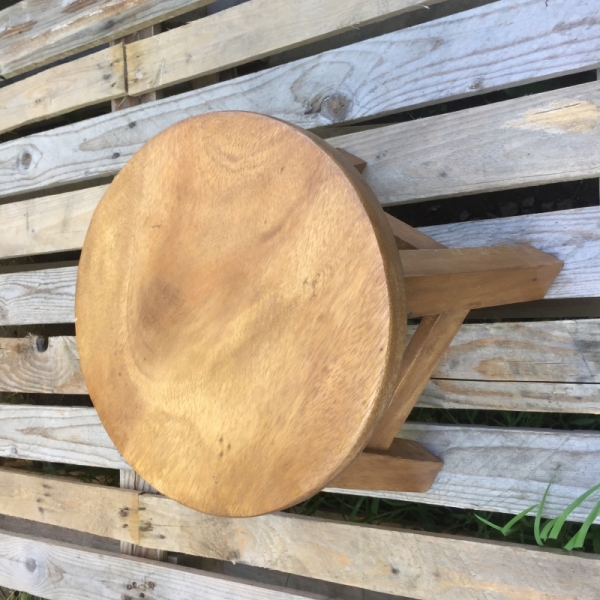 Drevená stolička na kvetiny