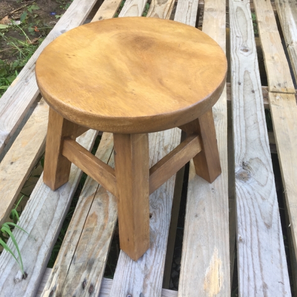 Drevená stolička na kvetiny