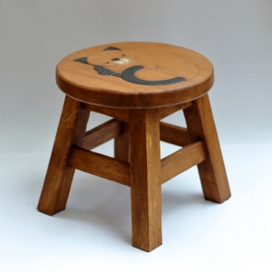 Drevená stolička štokrle spiace mačka