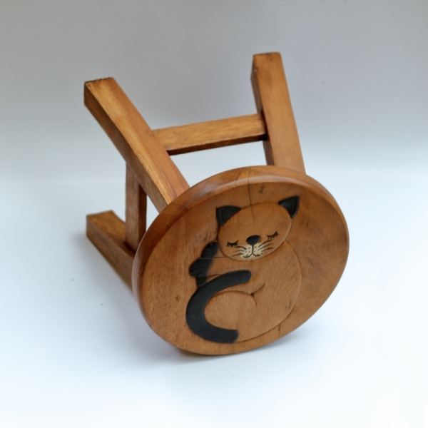 Drevená stolička štokrle spiace mačka