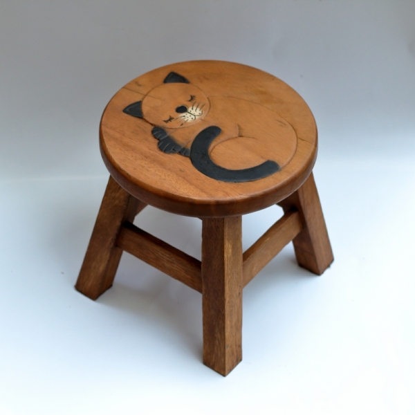 Drevená stolička štokrle spiace mačka