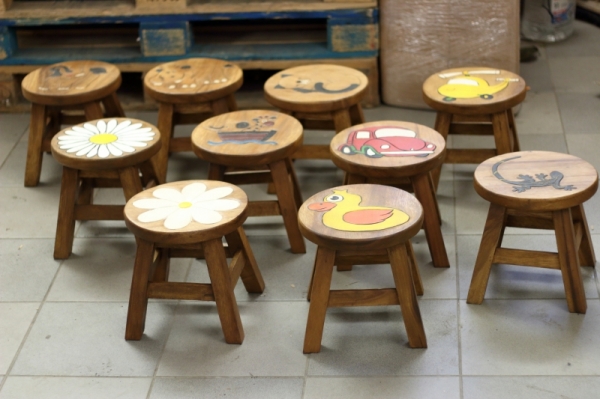 Drevená stolička štokrle spiace mačka