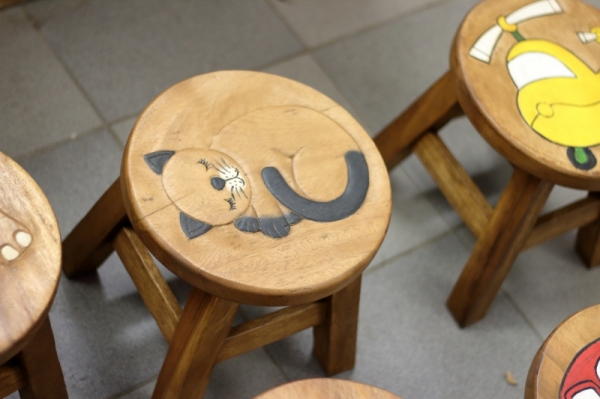 Drevená stolička štokrle spiace mačka