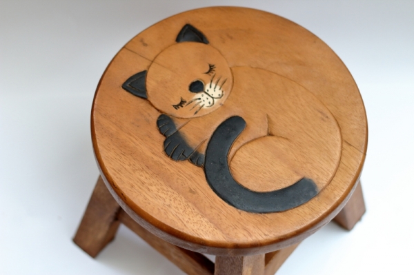 Drevená stolička štokrle spiace mačka