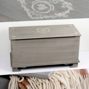 Drevená truhla so srdcom 80x35x42cm