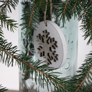 Drevená vianočná ozdoba na stromček vločka 7cm