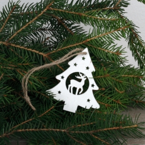 Drevená vianočná ozdoba strom so sobom biely 7cm (set 6ks)