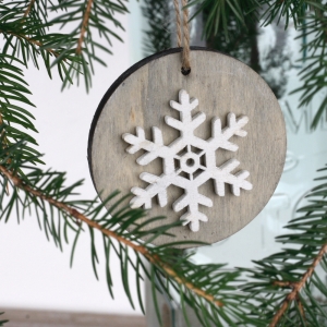 Dřevěná vánoční ozdoba vločka 7cm 