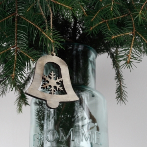 Drevená vianočná ozdoba zvonček s vločkou 7cm (set 6ks)