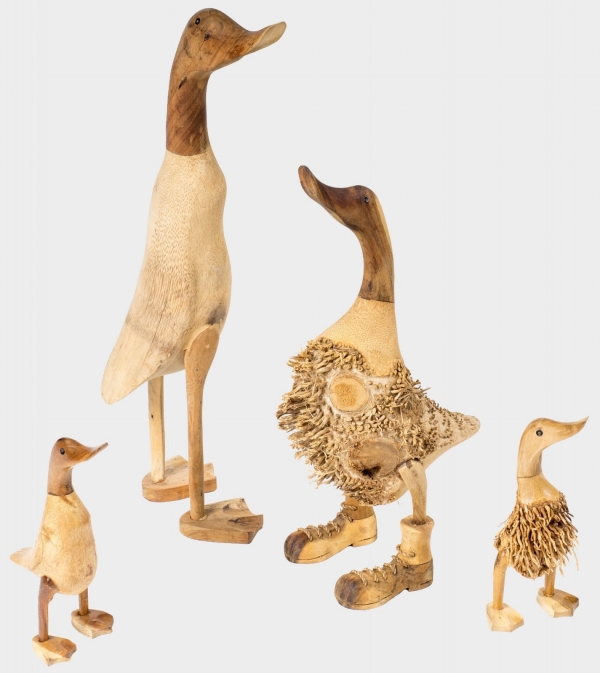 Drevená záhradná dekorácie kačica strapatá 25cm