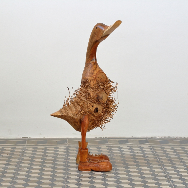 Drevená záhradná dekorácie kačica strapatá 65cm