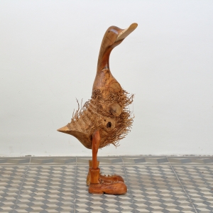 Drevená záhradná dekorácie kačica strapatá 65cm