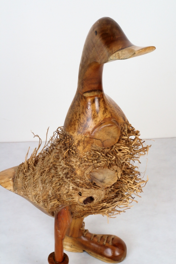 Drevená záhradná dekorácie kačica strapatá 65cm