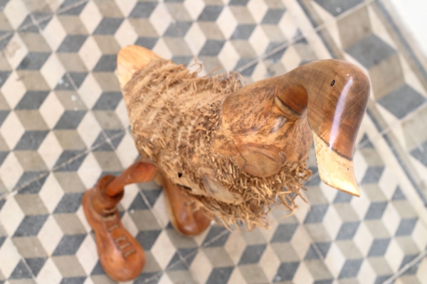 Drevená záhradná dekorácie kačica strapatá 65cm