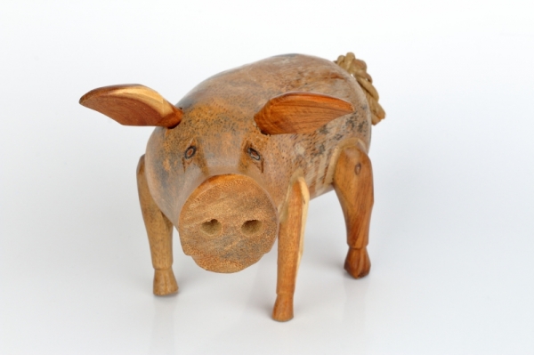 Drevená záhradná dekorácia prasa holé lakované 18x12cm