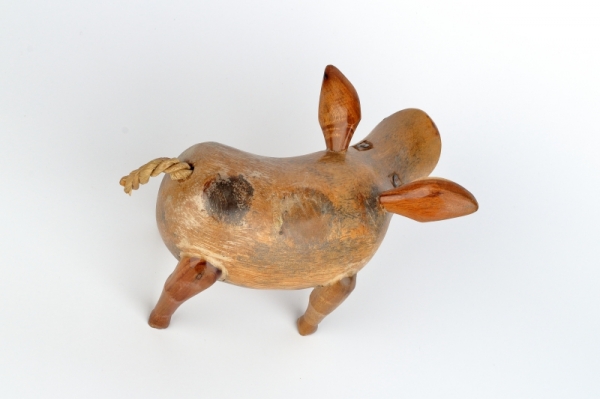 Drevená záhradná dekorácia prasa holé lakované 18x12cm