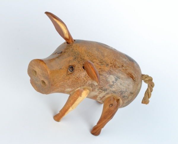 Drevená záhradná dekorácia prasa holé lakované 18x12cm