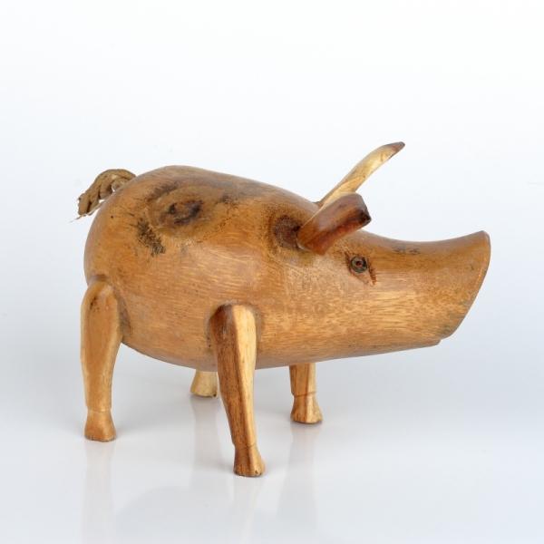 Drevená záhradná dekorácia prasa holé lakované (typ D) 18x15cm