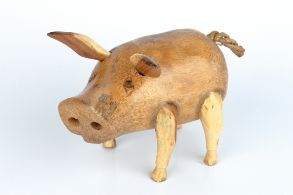 Drevená záhradná dekorácia prasa holé lakované (typ D) 18x15cm