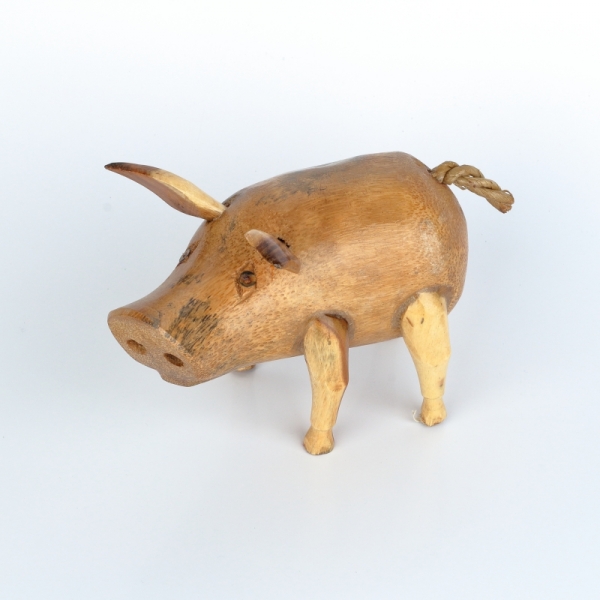 Drevená záhradná dekorácia prasa holé lakované (typ D) 18x15cm