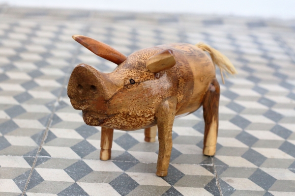 Drevená záhradná dekorácie prasa lakované 25x15cm