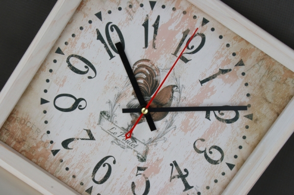 Drevené hodiny s kohútom 21x21cm