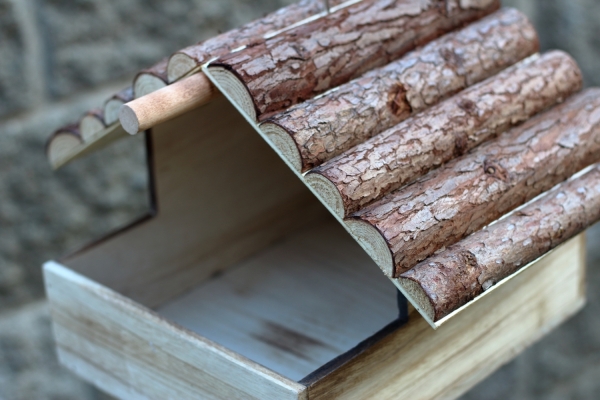 Drevené kŕmidlo pre vtáky 25x20x31cm