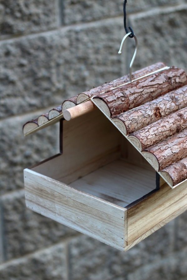 Drevené kŕmidlo pre vtáky 25x20x31cm
