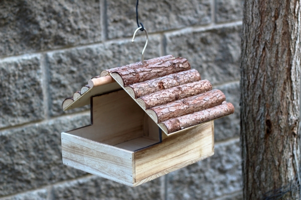 Drevené kŕmidlo pre vtáky 25x20x31cm