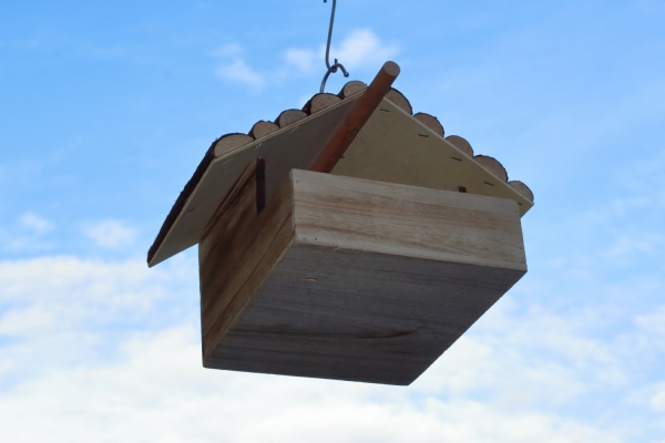 Drevené kŕmidlo pre vtáky 25x20x31cm