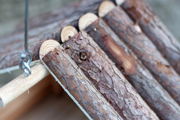 Drevené vtáčie krmítko 24x37x34cm