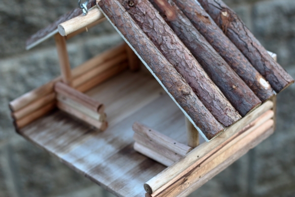 Drevené vtáčie krmítko 24x37x34cm