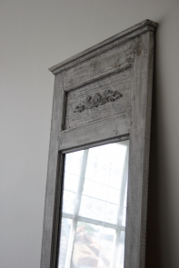 Drevené sivé zrkadlo s patinou a ornamentom 121cm