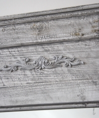 Drevené sivé zrkadlo s patinou a ornamentom 121cm