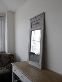 Drevené sivé zrkadlo s patinou a ornamentom 121cm