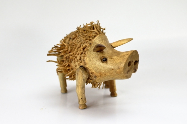 Drevené sochy na záhradu strapaté prasiatko