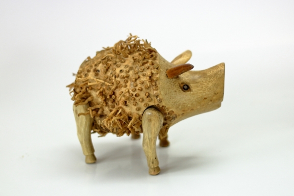 Drevené sochy na záhradu strapaté prasiatko