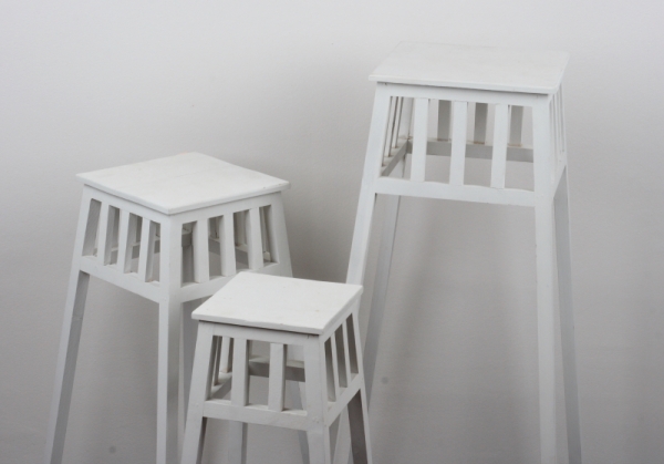 Drevený biely kvetinový stolík 60cm