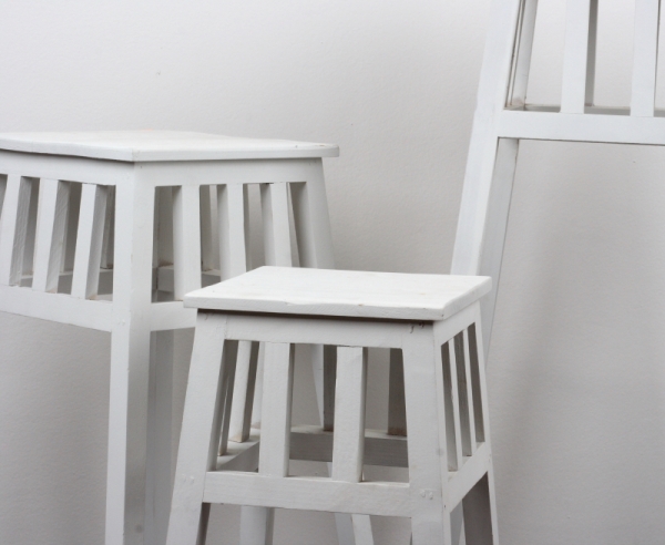 Drevený biely kvetinový stolík 60cm