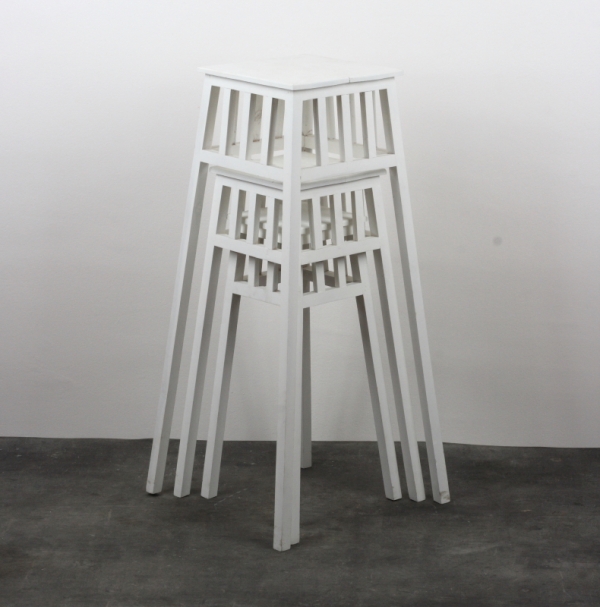 Drevený biely kvetinový stolík 60cm