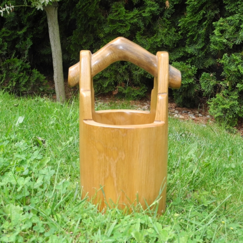 Drevený vedrá z vykotlaného stromu