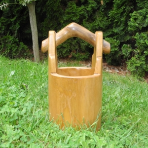 Drevený vedrá z vykotlaného stromu